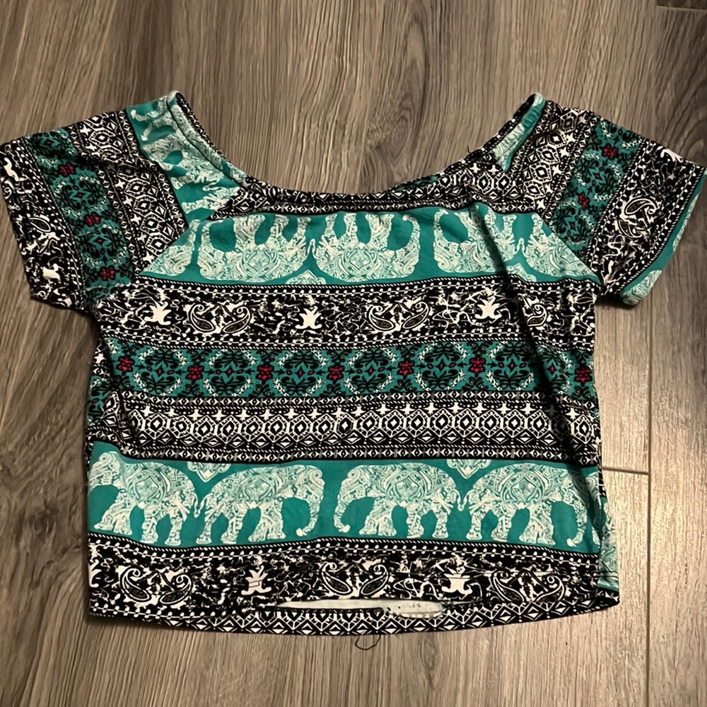 Patterned semi-crop top